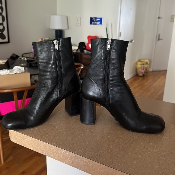 Zara HEELED ROUND TOE ANKLE BOOTS
Black 1/1191/810/040/38  sz 7.5 - Picture 8 of 10